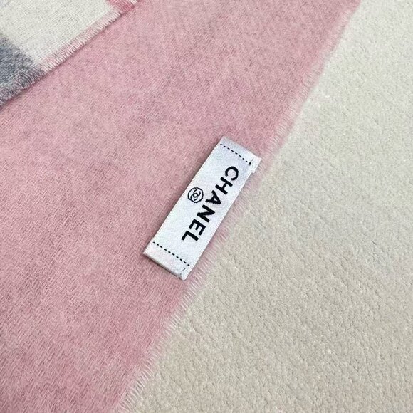 Chanel Sophisticated Two-Tone Shawl - Picture 4 of 6